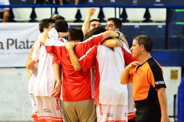 El festejo del plantel huracanense por el enorme triunfo conseguido en La Plata. (Foto: Prensa Gimnasia LP).
