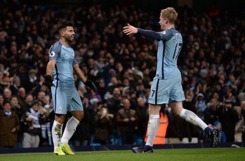 El "Kun" anotó uno de los goles en el triunfo del Manchester City ante Burnley.