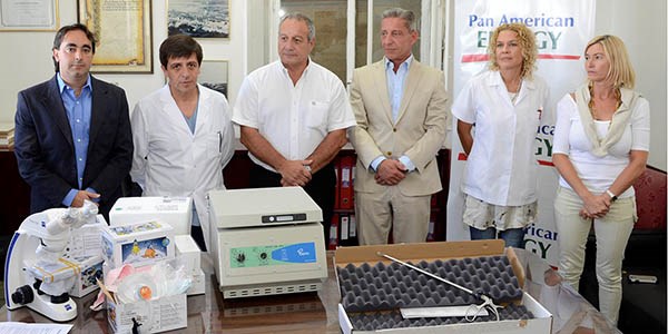 Hernández visitó el Hospital Regional de Comodoro, donde entregó equipamiento junto con Arcioni.