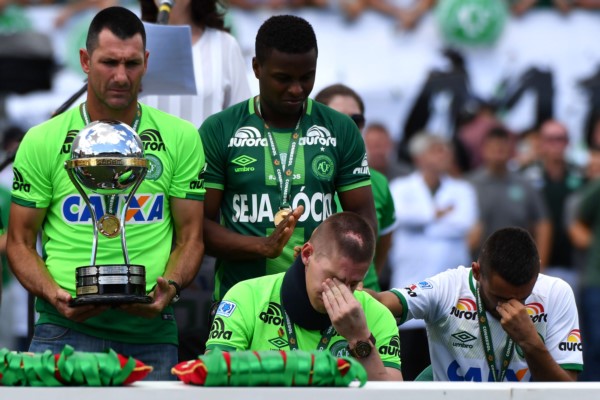 Momento de emotividad en la presentación de Chapecoense con sus tres sobrevivientes.