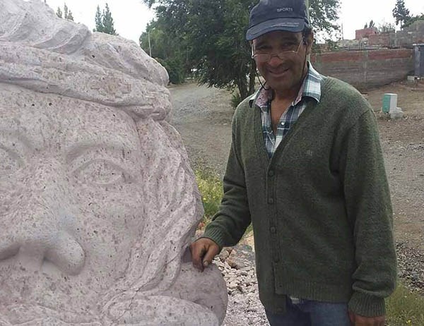 Milton Frintt y la escultura que homenajea a los pueblos originarios.