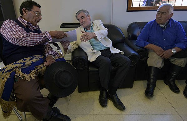 Encuentro. Das Neves recibe el texto de los mapuches que ya se habían expresado públicamente en Jornada. 