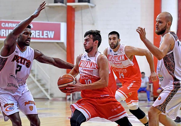 Lisandro Ruiz Moreno buscando la penetración hacia el aro entre la marca de Damián Pineda (der) y Cedric Blossom (izq). Lo acompaña Coronado.