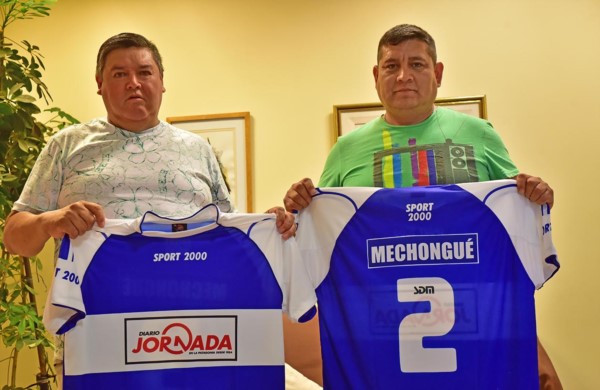 Bien vestidos. El club Mechongué recibió indumentaria deportiva para sus equipos de fútbol de veteranos.