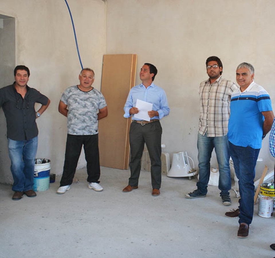 En marcha. Funcionarios y excombatientes se juntaron para analizar el avance de las obras en Trelew.