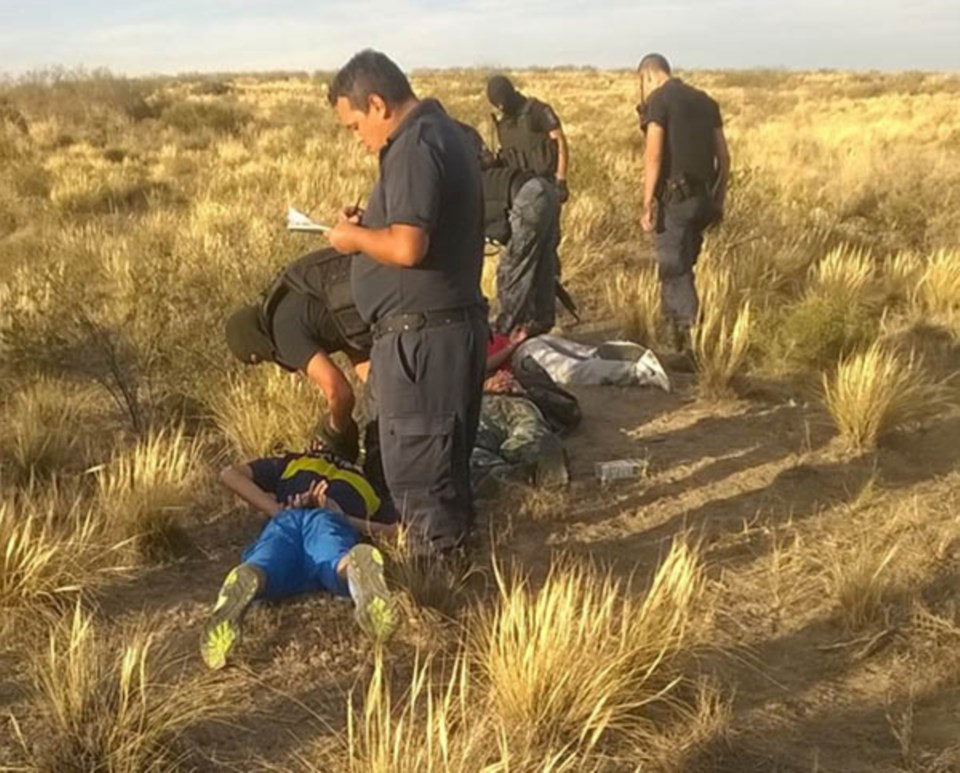 Personal policial con uno de los jóvenes delincuentes aprehendidos.
