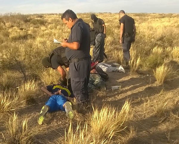 Personal policial con uno de los jóvenes delincuentes aprehendidos.