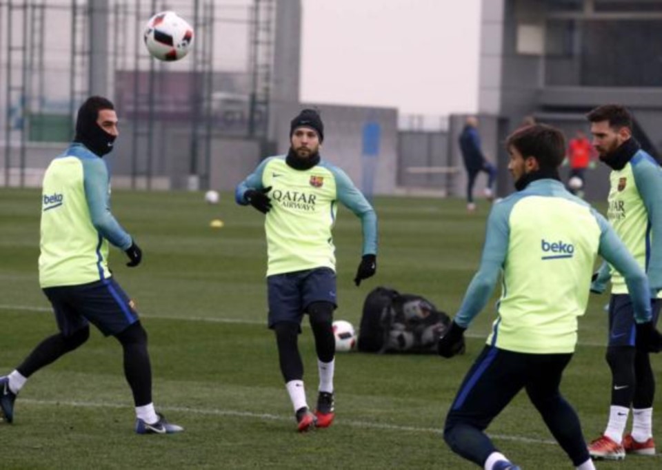 Último entrenamiento del "Barsa" antes del choque de hoy ante los vascos.