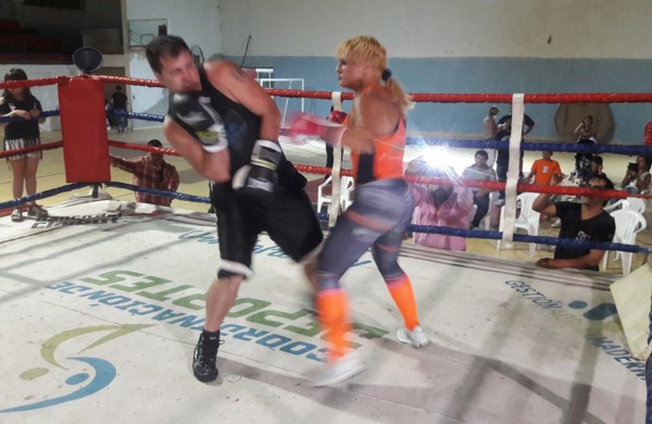 El público que se acercó al gimnasio de Independiente pudo disfrutar de una exhibición en el ring de Oliveras.