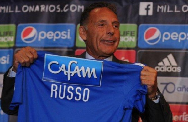 Miguel Ángel Russo posando con la camiseta de Millonarios, en su presentación.