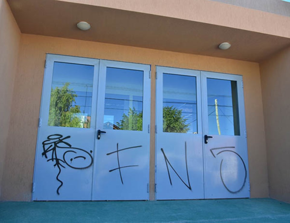 La puertas de ingreso al salón de eventos también fue garabateada.