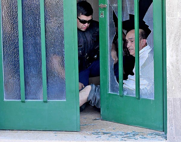 Momentos en que un policía en moto llegaba para asistir al conocido facultativo médico de Trelew.