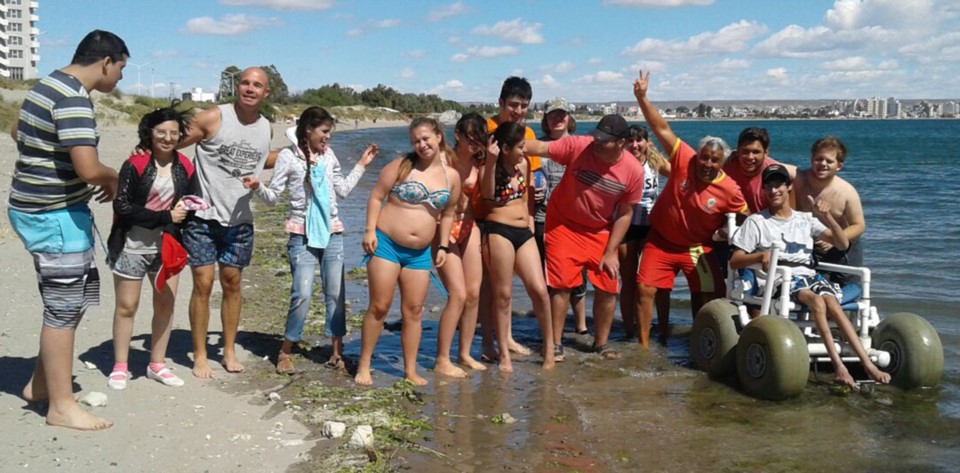 Disfrutando de la playa y el verano. Son más de 20 los que participan de la Colonia Accesible, un espacio para personas con discapacidad.