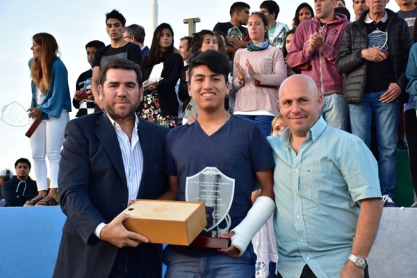Gabriel Mamani, que se recupera de una lesión en su ciudad, recibió el reconocimiento de parte de Ricardo Sastre y Walter Ñonquepán.