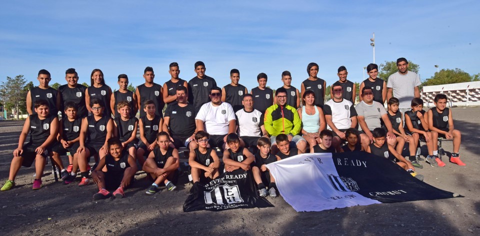 Las categorías del Club Ever Ready que viajarán al torneo internacional, posaron con dirigentes de la institución y autoridades municipales.