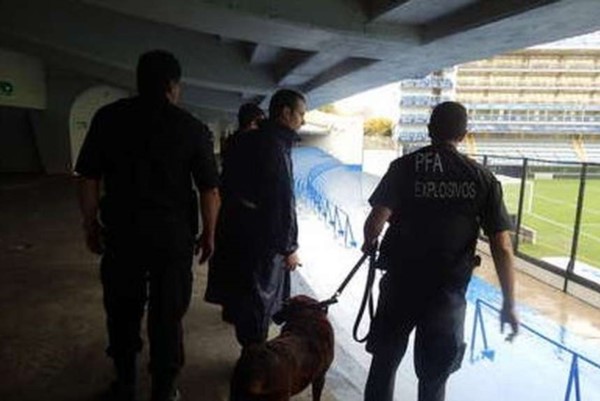 Falsa alarma en la Bombonera. Lo mismo sucedió en El Monumental.