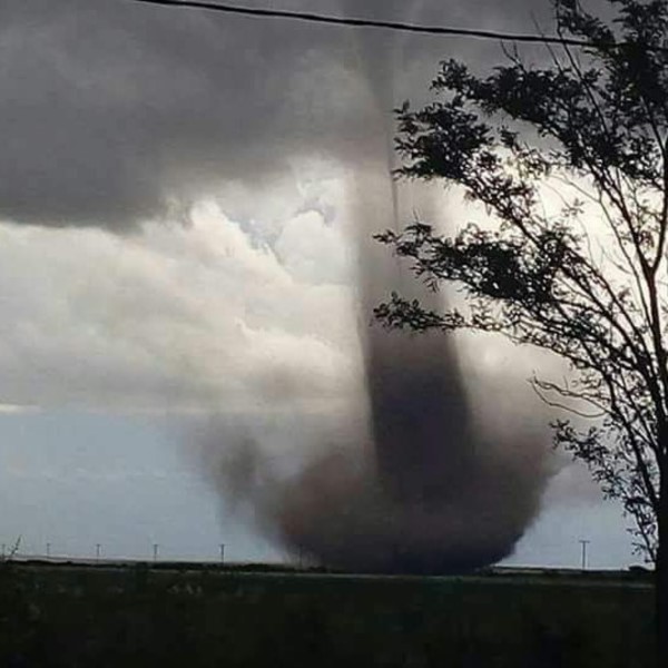 El fenómeno sorprendió a los pobladores a las 14 cuando, desde un cielo limpio de nubes comenzó a formarse primero nubarrones y luego el clásico embudo.
