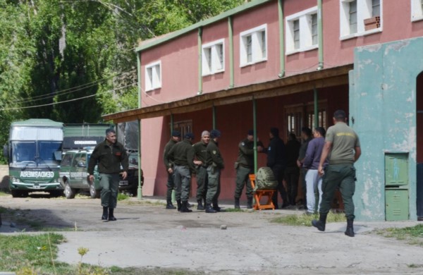 Preparados. Una postal de los uniformados que llegaron hasta la cordillera para un fuerte operativo.