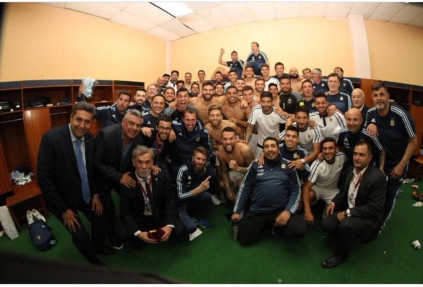 "Todos Juntos hasta el final!!!", reza el tuit de Mascherano con esta foto del vestuario.