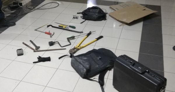 Las herramientas que los ladrones dejaron abandonadas cuando intervinieron los efectivos policiales.