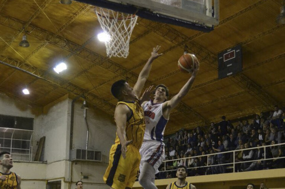 Mariano Gonzáles ataca el aro de All Boys. Convirtió 7 puntos en el juego inaugural en el Torneo Federal.