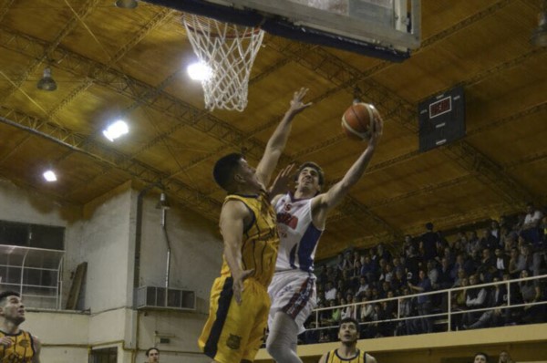 Mariano Gonzáles ataca el aro de All Boys. Convirtió 7 puntos en el juego inaugural en el Torneo Federal.