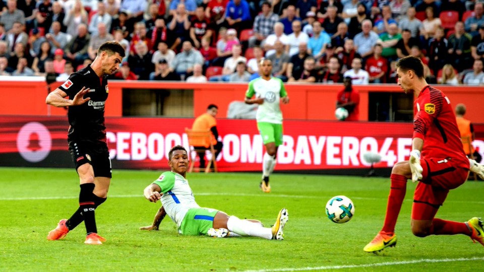 Gol de Alario. El delantero convirtió en la igualdad del Leverkusen.