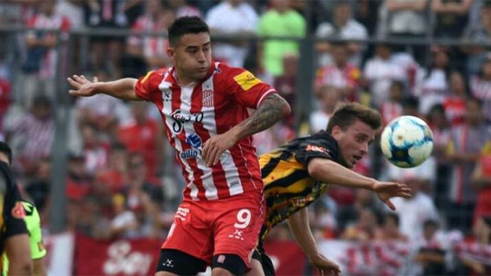 Bieler, autor del gol de San Martín, pelea en las alturas.