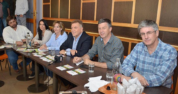 Conferencia. Amaya, de saco negro, explicó la visión oficialista de lo que debe hacerse en la zona sur del país.