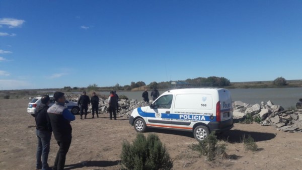 La policía, prefectura y bomberos trabajaron en el lugar del hallazgo (FM Bahía Engaño)