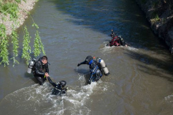Esta mañana, el operativo de búsqueda se retomó sobre el desagüe. (Foto: Rio Negro).