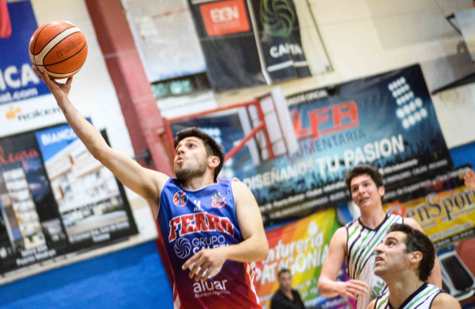 Yael Maidana ensayando una bandeja. Ferro se aseguró el segundo puesto de cara a los playoffs.