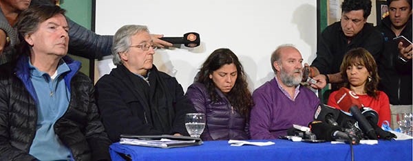 Dolor. Sergio Maldonado tomó la palabra rodeado de más familiares, peritos y la abogada querellante, y reclamó prudencia hasta no saber los resultados de las pericias.