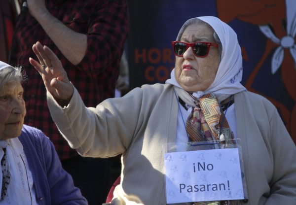 "Si somos inteligentes este domingo tenemos que aprender a votar", dijo Hebe a los presentes.