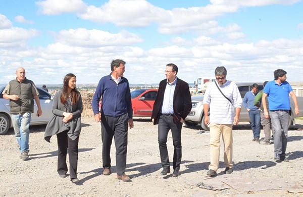 Comitiva. Los funcionarios llegaron hasta el lugar donde se prueba el agua de la Laguna para riego masivo.