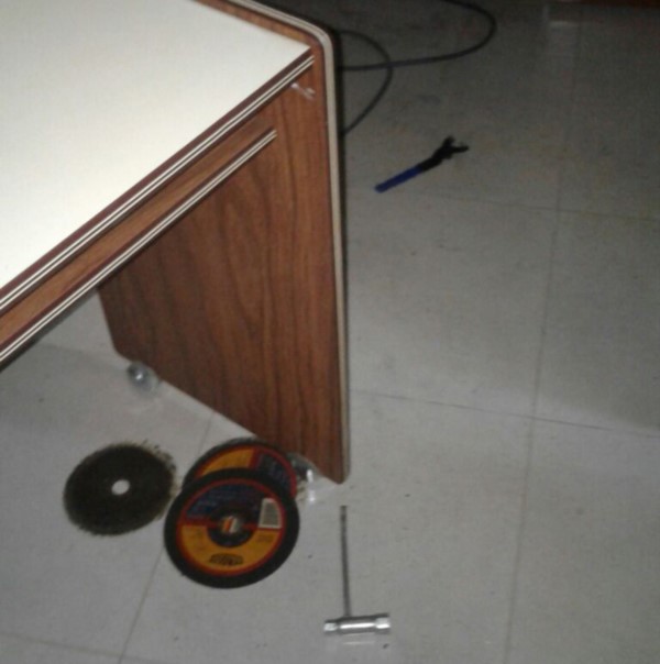 Las herramientas que los ladrones dejaron abandonadas ayer.