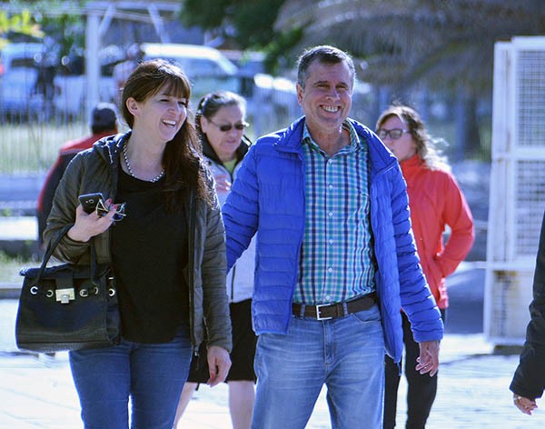 Sonrisa. El ahora excandidato del FPV llegó alegre a votar a Rawson pero luego admitió los datos oficiales. 