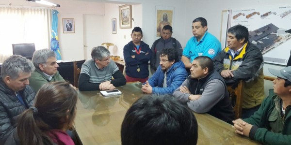 Cumbre. Una postal de los referentes del Ejecutivo y del Sindicato que lograron acercar las diferencias.