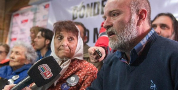 "Convocamos a todos y todas a manifestarnos en todas la plazas del país y del mundo bajo la consigna Justicia para Santiago Maldonado. El Gobierno es responsable".