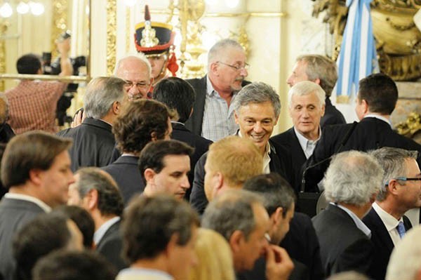 Diálogo. Junto con un granadero, García se hizo un rincón para una charla de gestión con Frigerio.