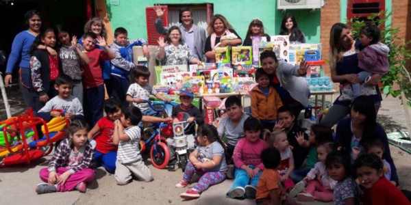 También regalos. Además de la leche, hubo juguetes para los chicos del Centro de Atención Familiar. 