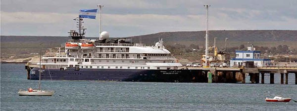 El crucero arribó con la demora de un día, situación que impidió pernoctar en el muelle Piedra Buena.