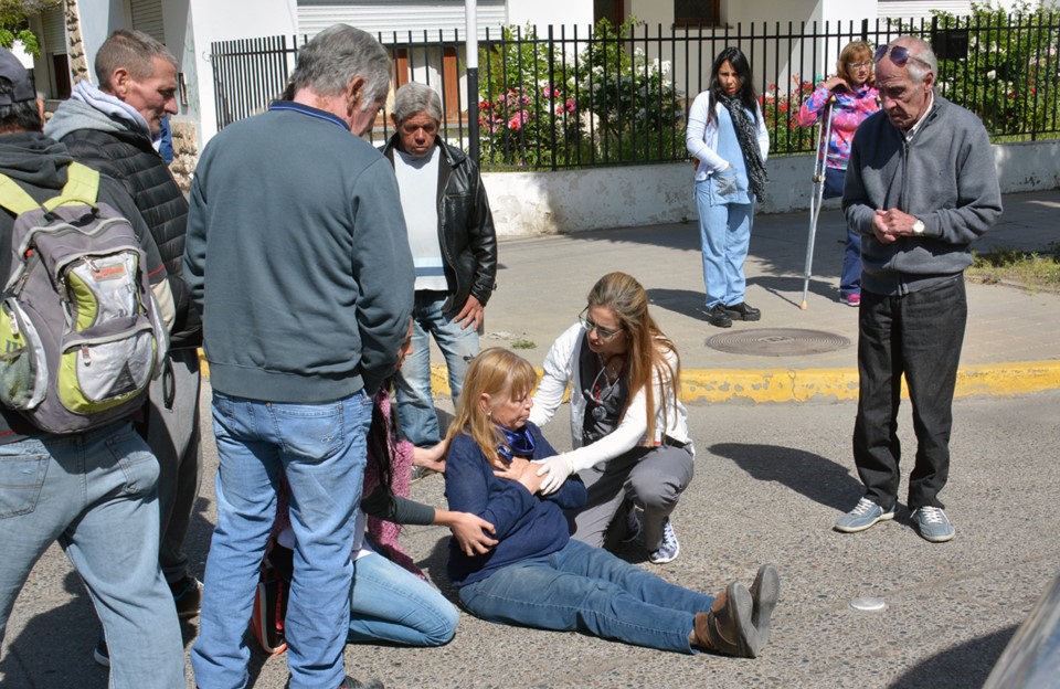 La mujer fue atropellada sobre la avenida Hipólito Yrigoyen y sufrió lesiones en sus extremidades inferiores