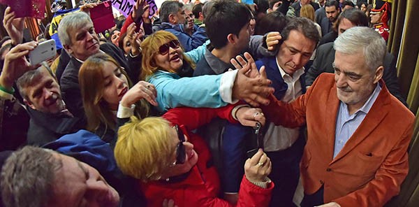Mario Das Neves en su saludo habitual con la gente, en una de sus últimas apariciones públicas como gobernador de la provincia.
