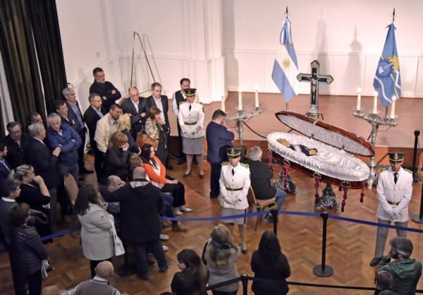 Un pueblo de luto. Anoche en Casa de Gobierno, cientos de vecinos y militantes le daban el último adiós al gobernador Mario Das Neves.