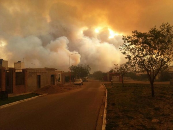 Defensa Civil de San Luis tuvo que evacuar a vecinos de barios barrios serranos por la proximidad del fuego. (Twitter).