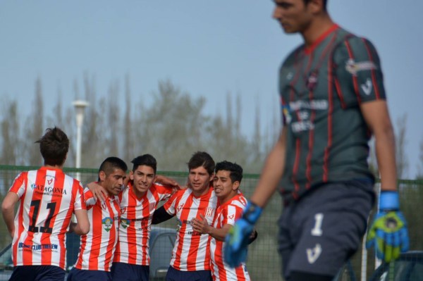 El gaimense Schischke en el centro de los abrazos, autor de tres goles.