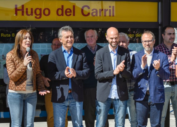 Un aplauso para el cantor de pe... digreé. Lindo nombre para una estación.