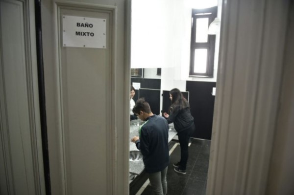 “Hay baños para mujeres y para varones separados pero también pueden optar por ir al baño mixto según lo sientan ellos, tienen esa libertad”.