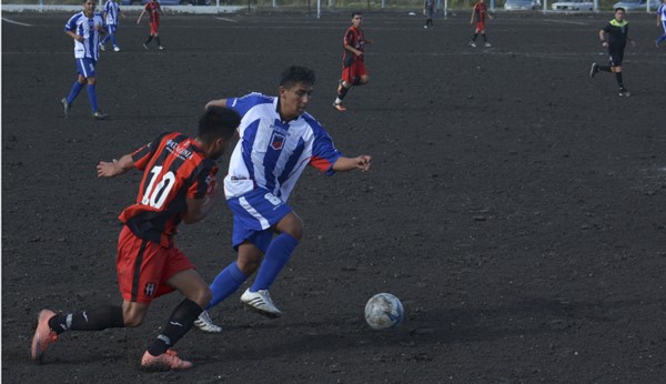 Los Aromos, que venció a Independiente en el debut, recibe a La Ribera.